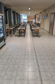 Immagine del corridoio della scuola con i banchi posizionati per lo svolgimento dell'esame di Stato